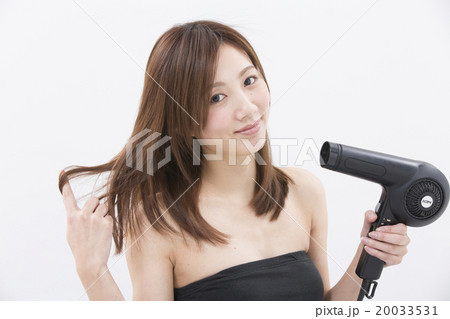 ドライヤーをする女性 20033531