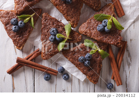 cinnamon toast with blueberries close-up 20034112