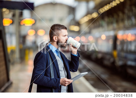 Businessman with smart phone 20034838
