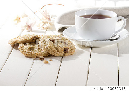 crispy cookies with a cup of tea 20035313