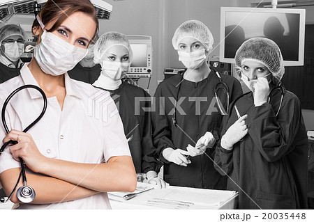 Surgery team after operation 20035448