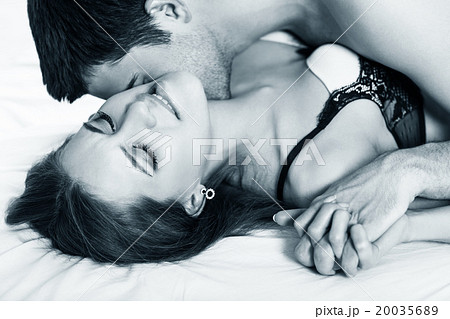 Young romantic couple hugging and kissing  20035689