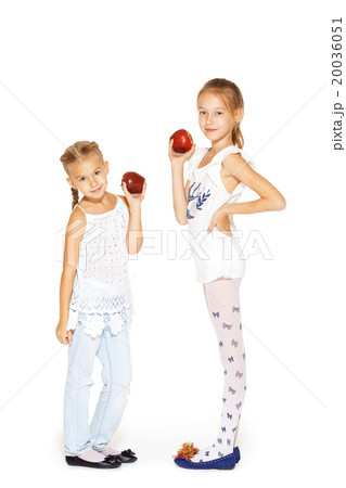 Beauty young girls with fresh apples 20036051