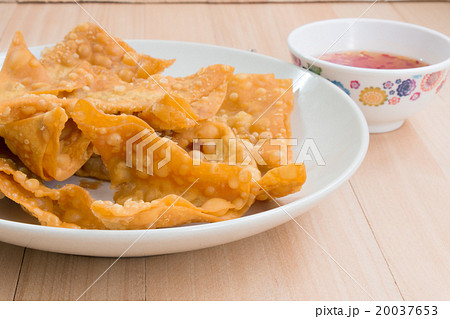 Close up Fried dumpling crispy with spicy sauce Close up Fried dumpling crispy with spicy sauce 20037653