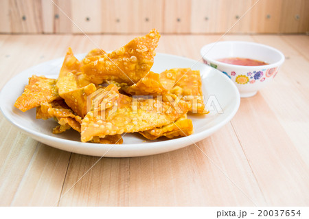 Close up Fried dumpling crispy with spicy sauce 20037654