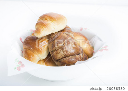 お皿に盛られたクロワッサン お皿に盛られたクロワッサン 20038580