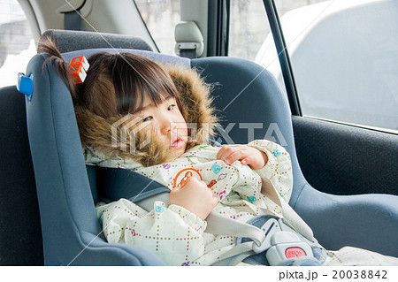 チャイルドシートに座る子供 20038842