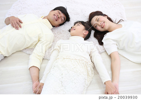 団らんする家族 団らんする家族 20039930