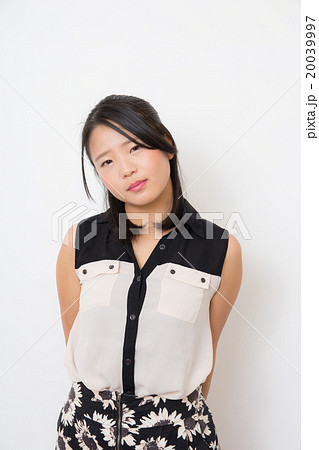 体調が悪い10代女性 体調が悪い10代女性 20039997