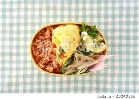 子どもが喜ぶチーズオムレツとケチャップごはんのお弁当 20040556