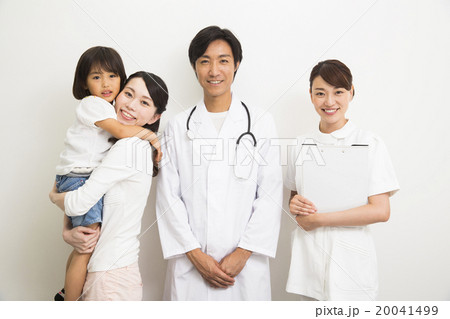 医療イメージ 女の子とお母さん 男性医師と女性看護師 医療イメージ 女の子とお母さん 男性医師と女性看護師 20041499