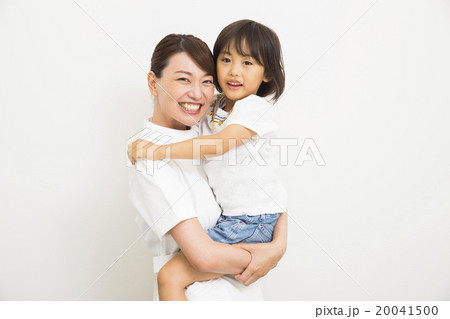 医療イメージ　女性看護師に抱っこされる5歳の女の子 20041500