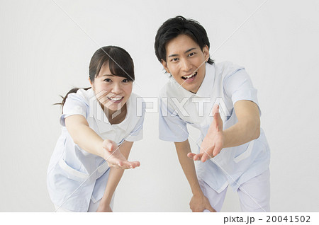 手を差し延べるヘルパー 20041502