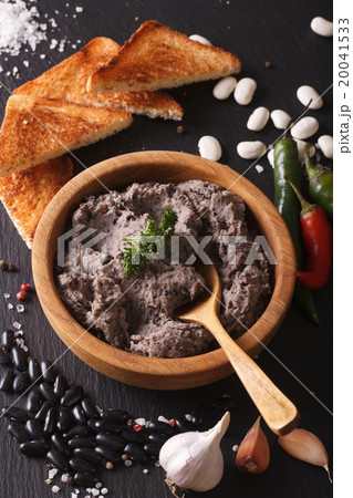Frijoles refritos with ingredients close-up 20041533