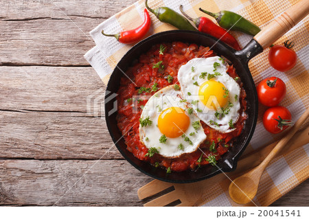 Mexican huevos rancheros close-up in a frying pan 20041541