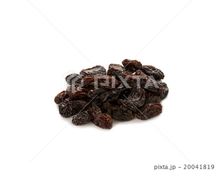 Dried raisins on white background 20041819