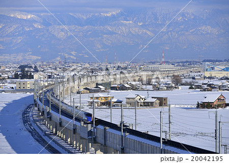 立山連峰をバックに雪景色の中を走る北陸新幹線 立山連峰をバックに雪景色の中を走る北陸新幹線 20042195