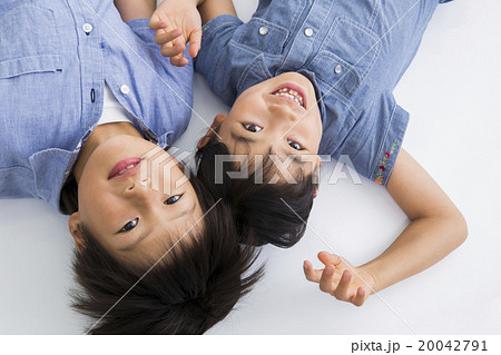 ポートレート 8歳の男の子と女の子の写真素材