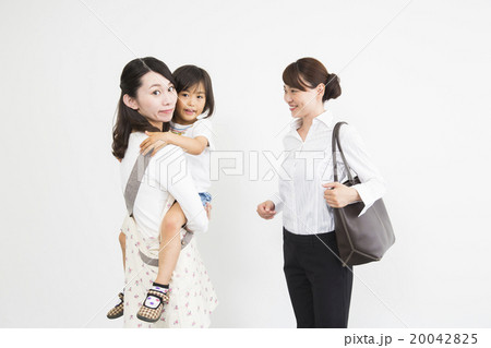 ベビーシッターとワーキングマザー 20042825