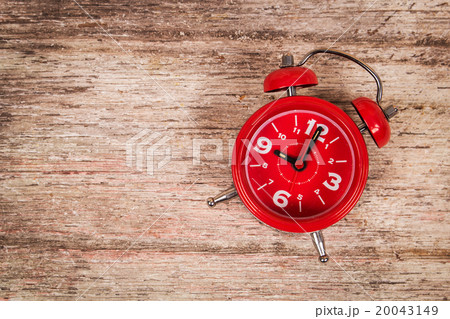 red watch on wooden background 20043149