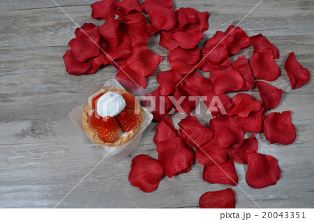 the Strawberry Cream Pie 20043351