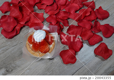 the Strawberry Cream Pie the Strawberry Cream Pie 20043355