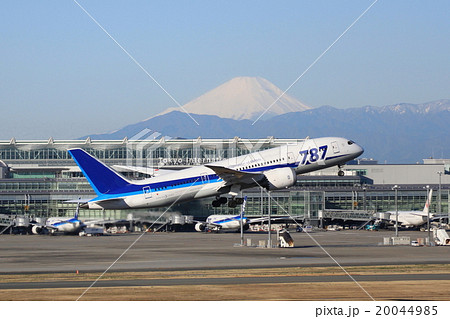 富士山をバックに離陸したドリームライナー 20044985