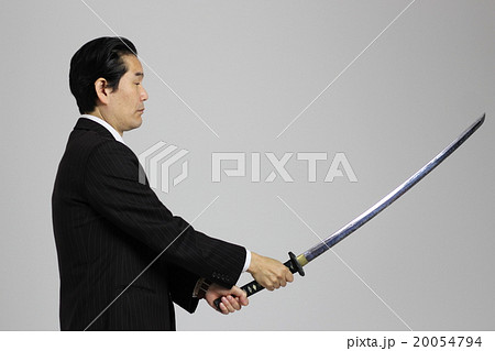 刀を持つミドル男性ビジネスマンの写真素材