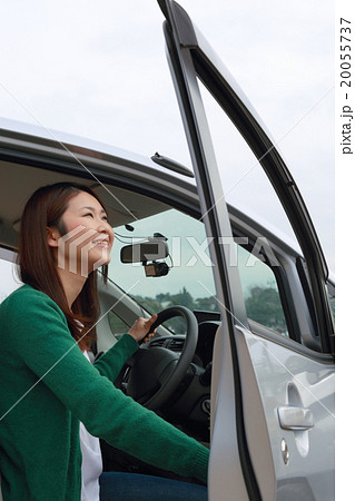 ドライブ レジャー (女性 車 自動車 乗用車 運転 免許 交通 運転手 乗車 降車) ドライブ レジャー (女性 車 自動車 乗用車 運転 免許 交通 運転手 乗車 降車) 20055737