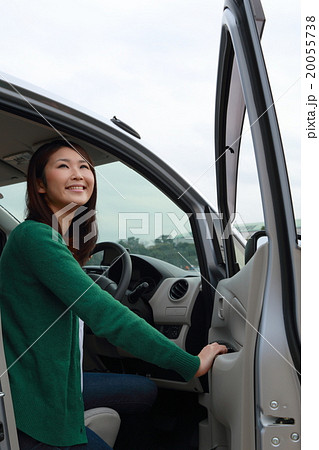 ドライブ レジャー 女性 車 自動車 乗用車 運転 免許 交通 運転手 乗車 降車 の写真素材