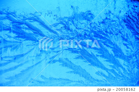 Icy  blue frosty ornate pattern of thin ice on the 20058162