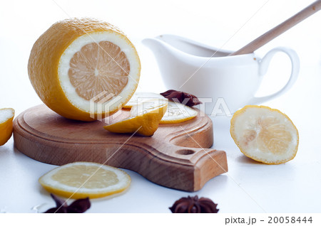 Honey, lemon and ginger tonic Honey, lemon and ginger tonic 20058444