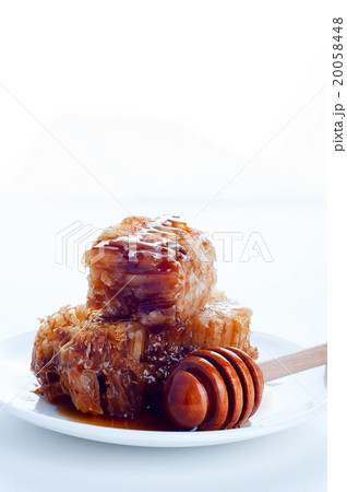 Fresh honey with honeycomb 20058448