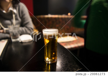 バーで生ビール 20061273