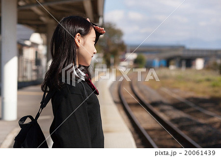 電車通学をする可愛い女子高生 20061439