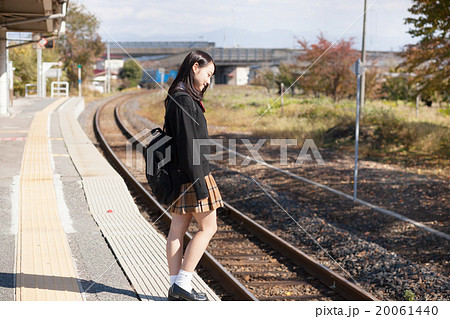 電車通学をする可愛い女子高生 20061440