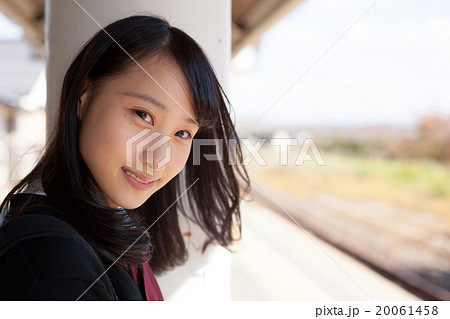 電車通学をする可愛い女子高生 20061458