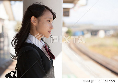 電車通学をする可愛い女子高生 20061459