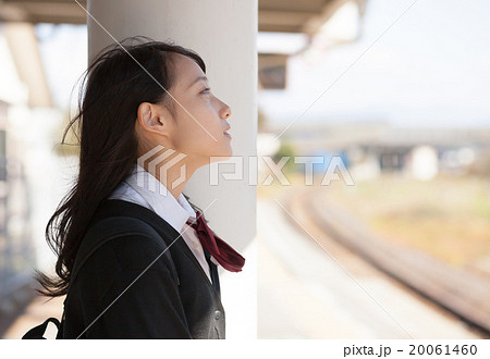 電車通学をする可愛い女子高生 20061460