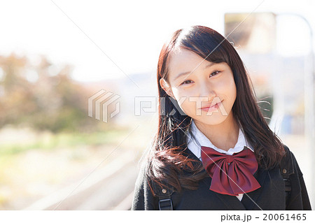 電車通学をする可愛い女子高生 20061465