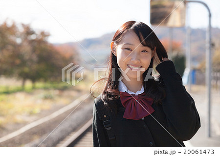 電車通学をする可愛い女子高生 電車通学をする可愛い女子高生 20061473
