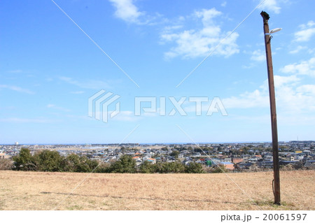 町を見下ろす外灯 20061597