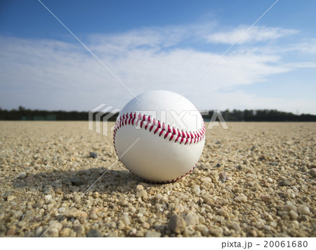 きれいなグラウンドで良い笑顔のボール 20061680