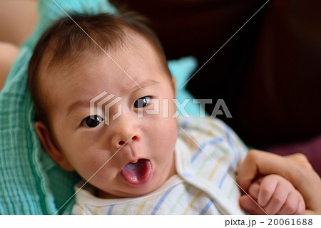 生後約２ヶ月の赤ちゃん変な顔の写真素材 0616