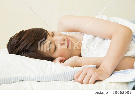 ベッドで寝ている若い女性 ベッドで寝ている若い女性 20062005