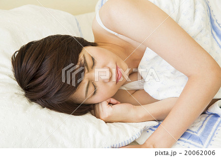 ベッドで寝ている若い女性 ベッドで寝ている若い女性 20062006