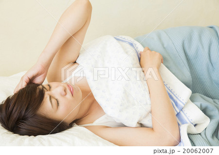 ベッドで寝ている若い女性 20062007