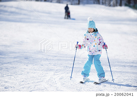 スキーをする女の子 20062041