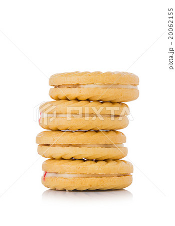 Sandwich biscuits with strawberry on white 20062155
