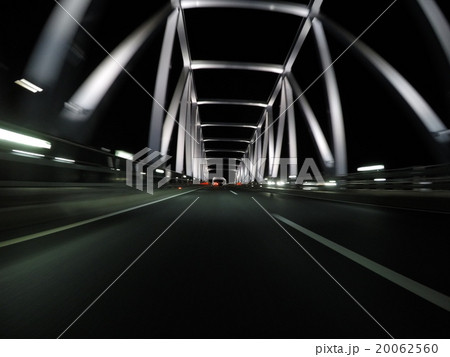 【車載素材】夜の東京ゲートブリッジを走行する風景 20062560